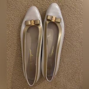 Salvatore Ferragamo Women’s Vana Ivory and Gold Flat Shoes Size 10 Narrow